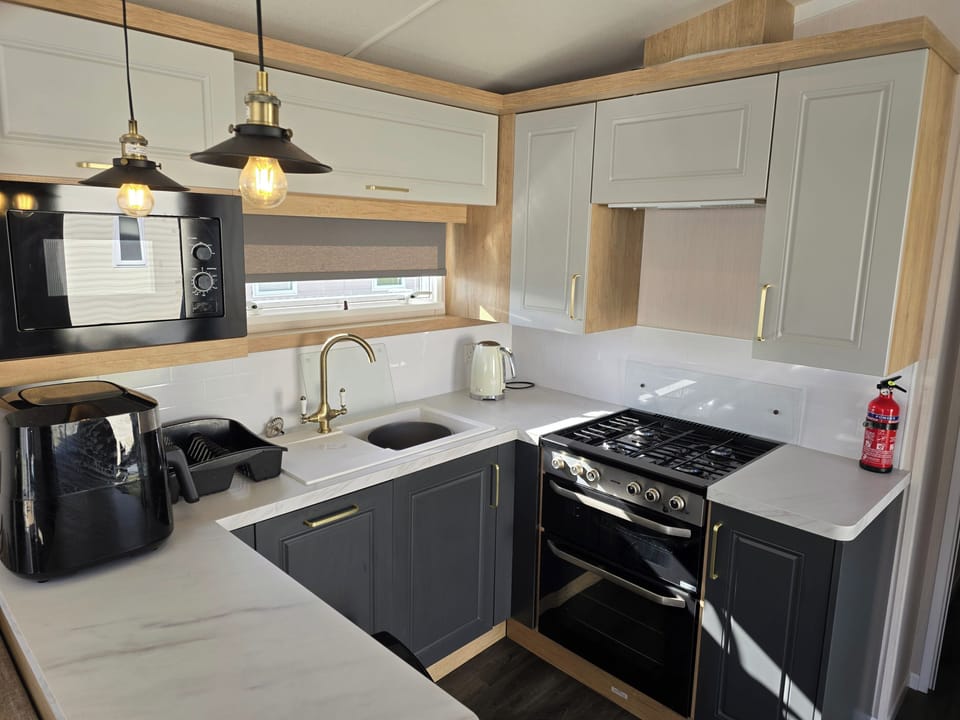 Cabin | Private kitchen | Fridge, microwave, oven, stovetop