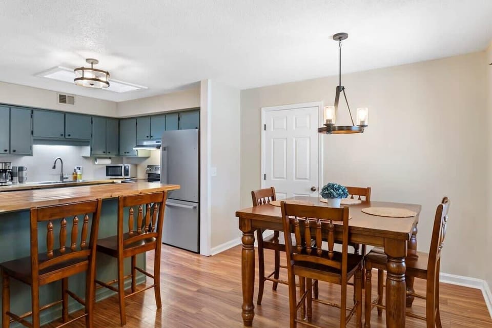 Welcoming dining area with comfortable seating and a practical layout next to the kitchen. Designed for everyday dining and spending time together.