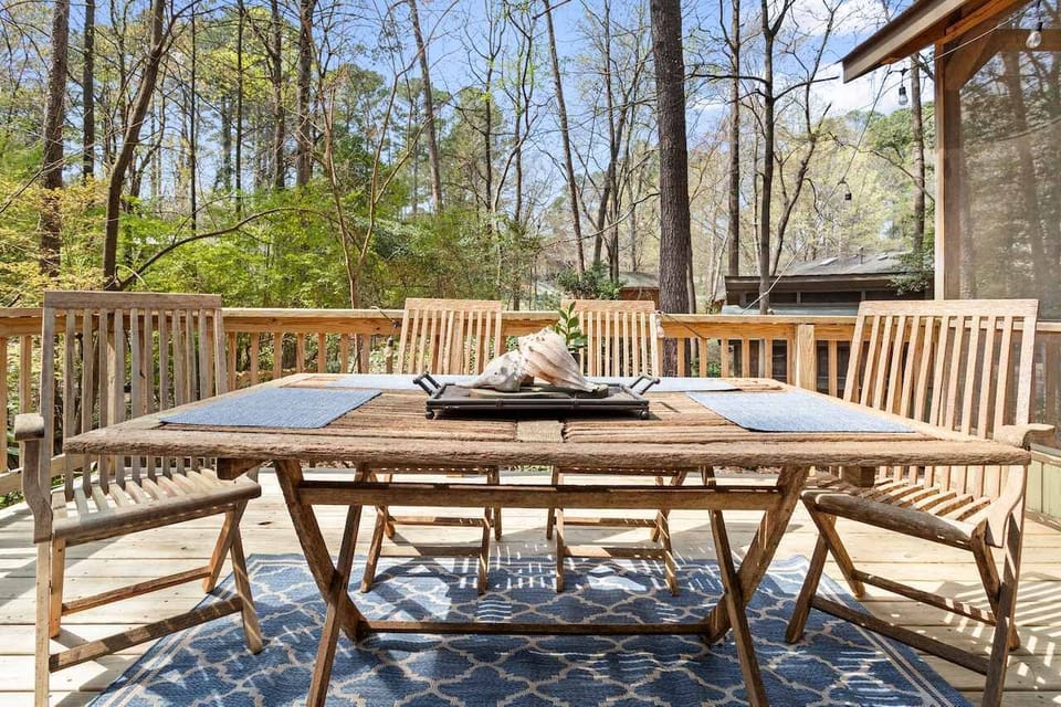 Enjoy your meals on the back deck!