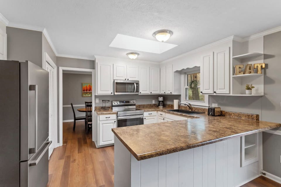 Prepare your meals at home with a fully equipped and updated kitchen.