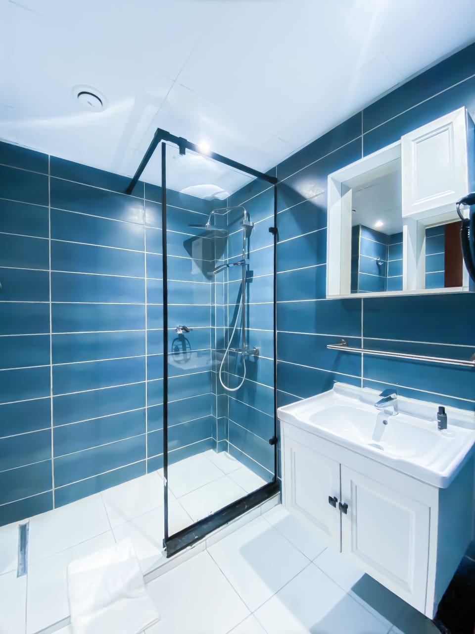 Superior Suite, City View | Bathroom | Slippers