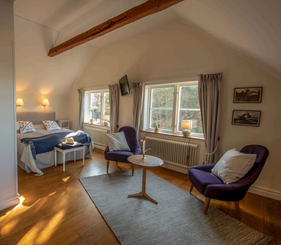 Junior Suite, Sea View | Desk, iron/ironing board, cribs/infant beds, bed sheets