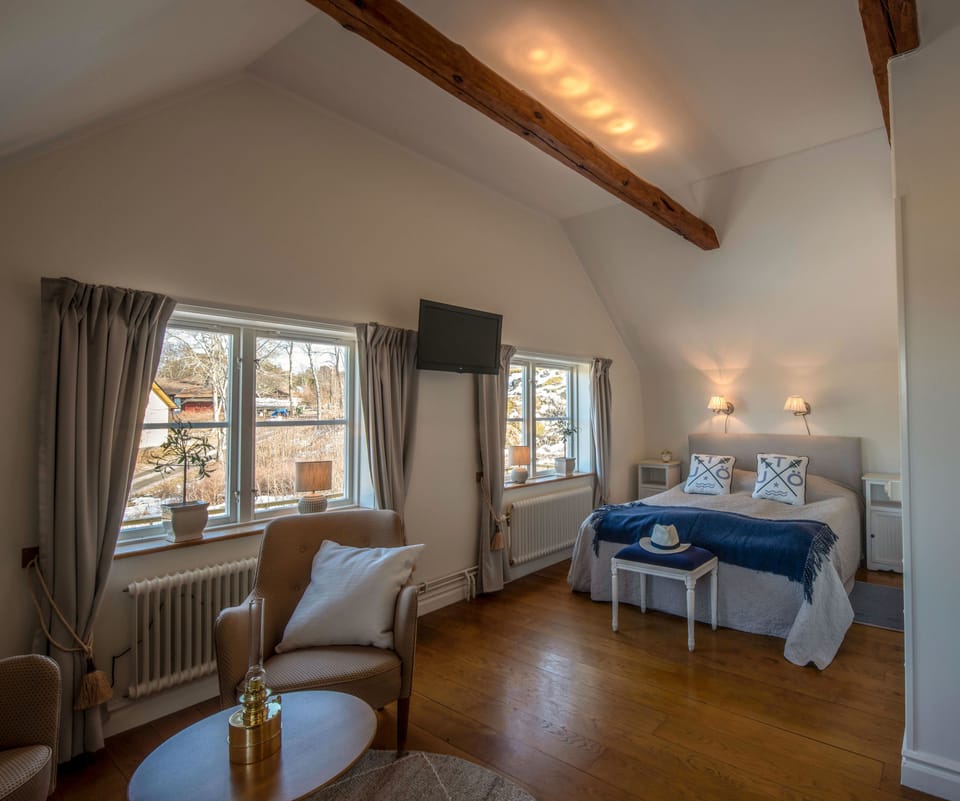 Junior Suite, Sea View | Desk, iron/ironing board, cribs/infant beds, bed sheets