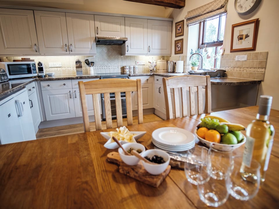 Cottage | Private kitchen | Fridge, microwave, toaster, cookware/dishes/utensils