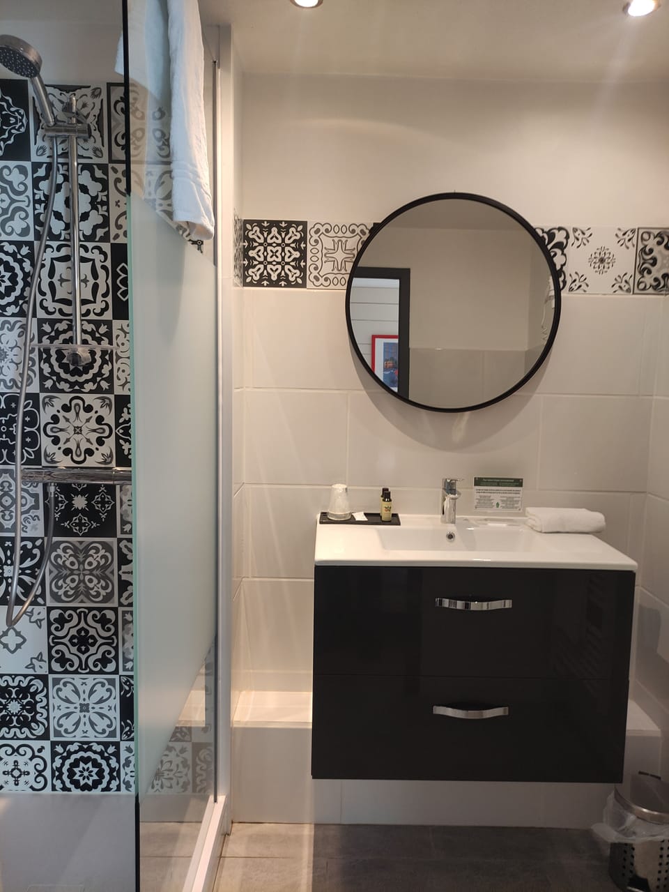 Classic Triple Room | Bathroom | Free toiletries, hair dryer, towels, soap