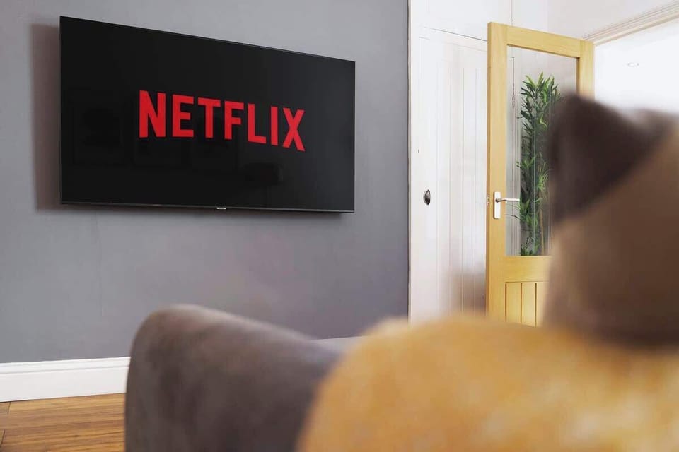 An open-plan living room and dining area benefit from a SMART TV with Netflix, and a comfortable sofa to sit down and relax. 