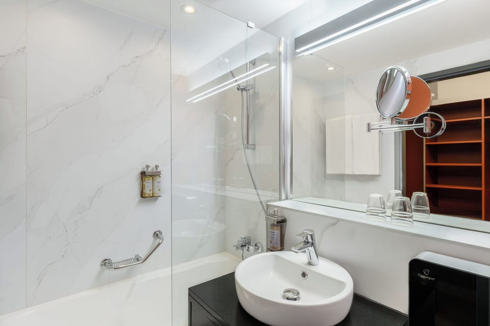 Superior Triple Room | Bathroom | Free toiletries, hair dryer, towels, soap