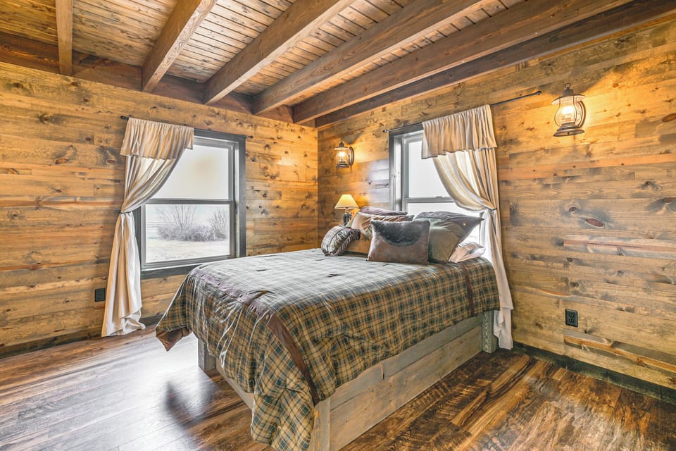Bedroom 1 | Queen Bed | Linens Provided | En-Suite Bathroom | 1st Floor