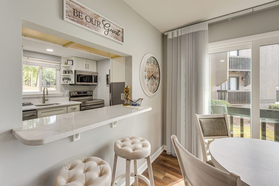 Dining Area | Dishware/Flatware Provided