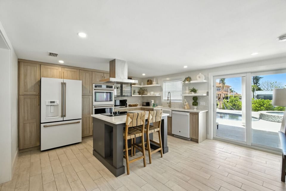 luxury modern, fully equipped kitchen w/ breakfast bar