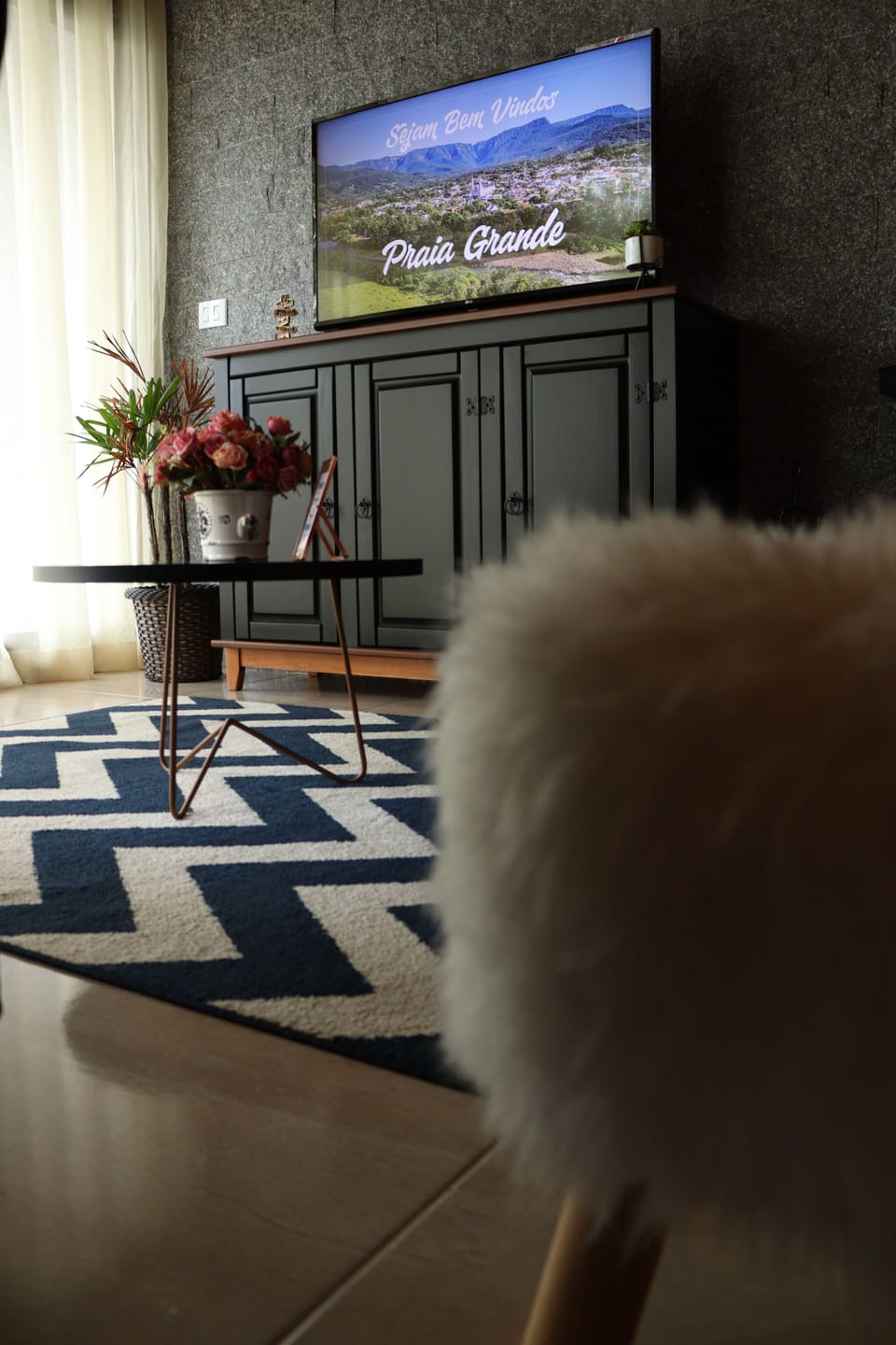 Comfort Loft | Living area | 40-inch TV with digital channels