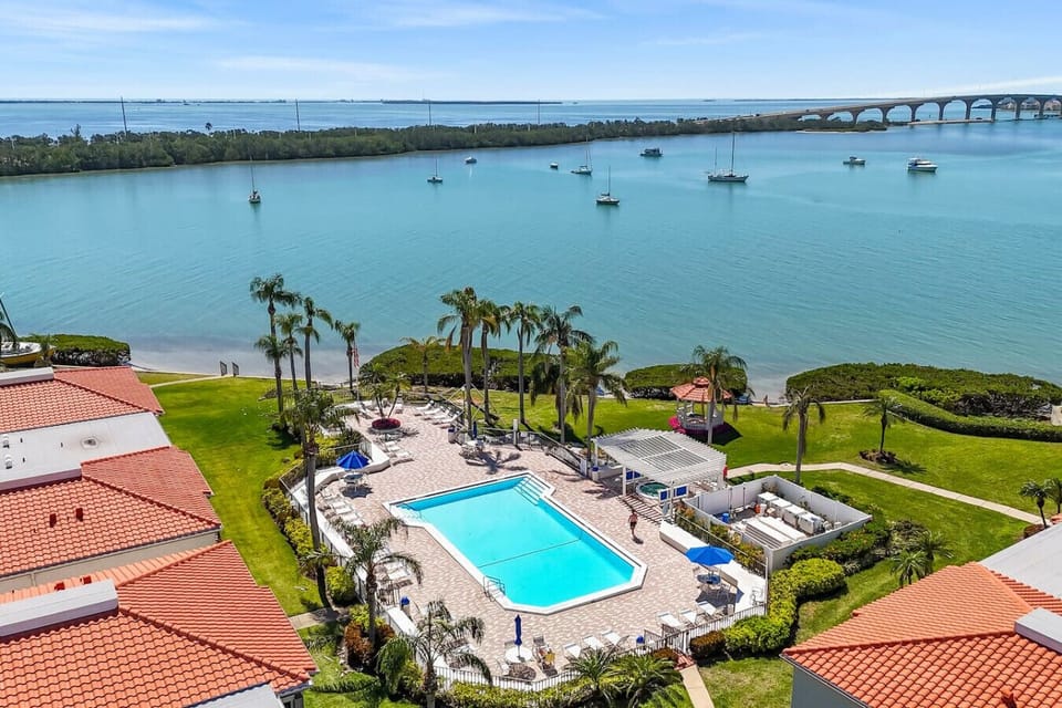 Community Pool & Hot Tub – Dive into relaxation at the resort-style pool, just steps from your door, perfect for cooling off or soaking up the sun.