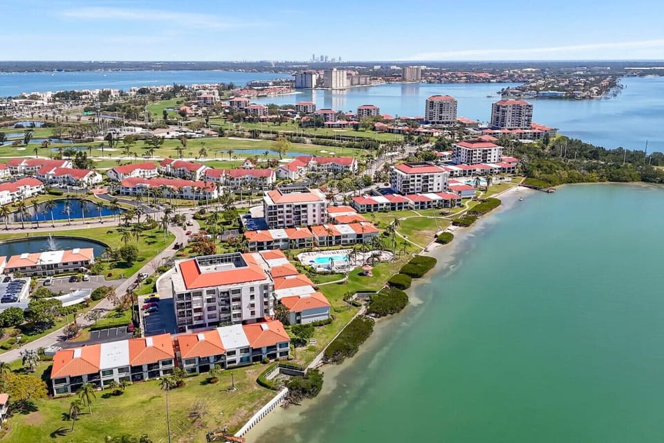 Aerial View of Isla del Sol – A stunning bird's-eye view of this island paradise, where lush tropical landscaping meets the sparkling Intracoastal Waterway.
