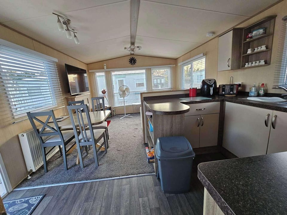 Chalet | Private kitchen | Fridge, microwave, oven, stovetop