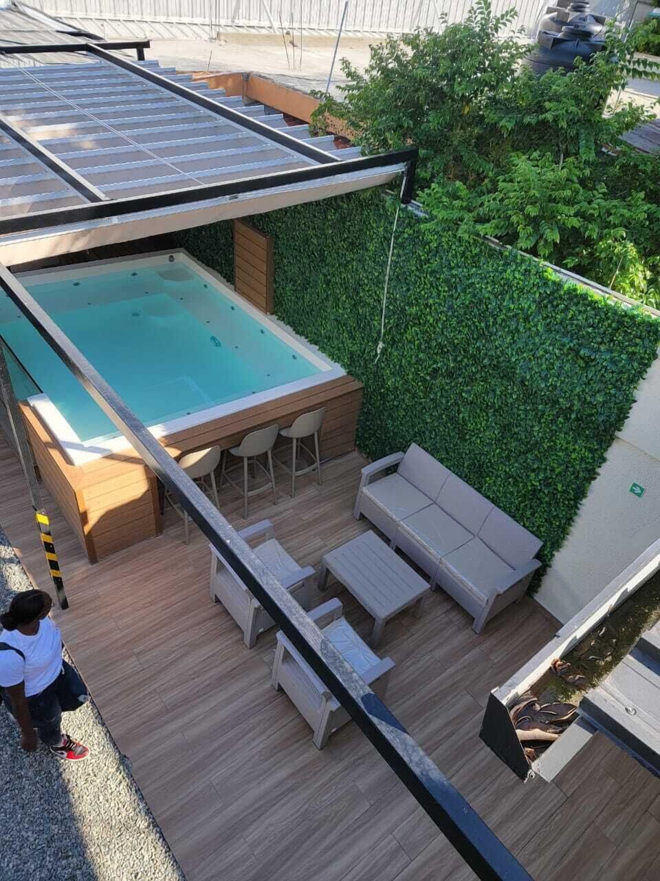 Exercise/lap pool