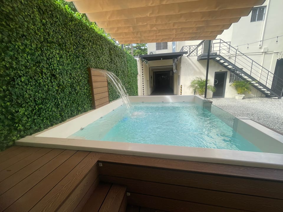 Exercise/lap pool