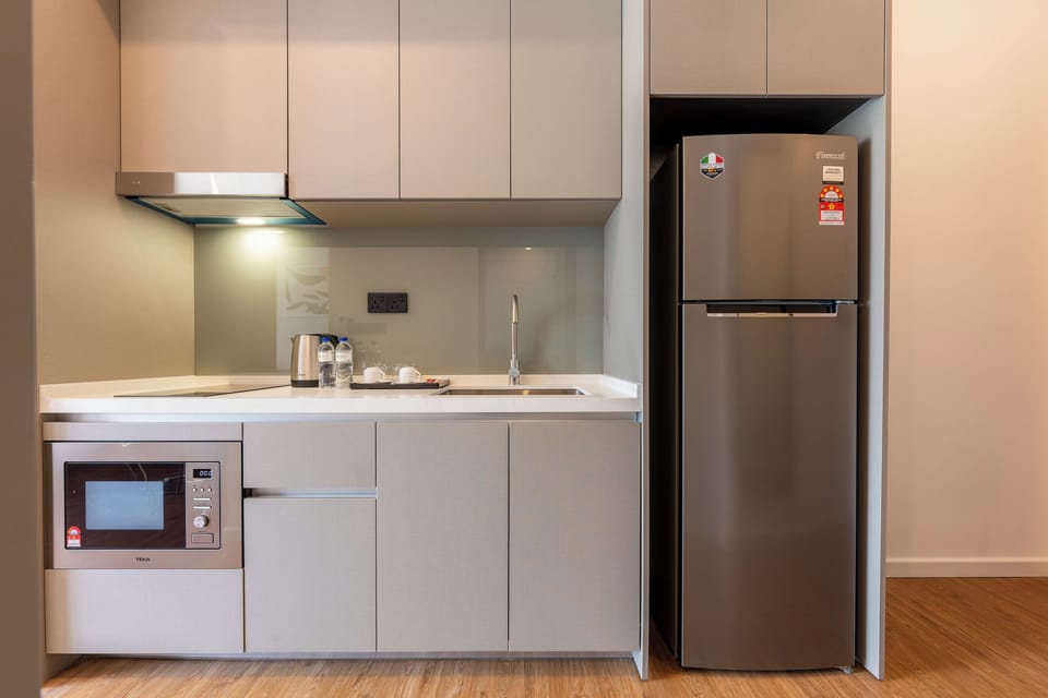 Room, 1 King Bed, Non Smoking | Private kitchen | Full-size fridge, microwave, stovetop, electric kettle