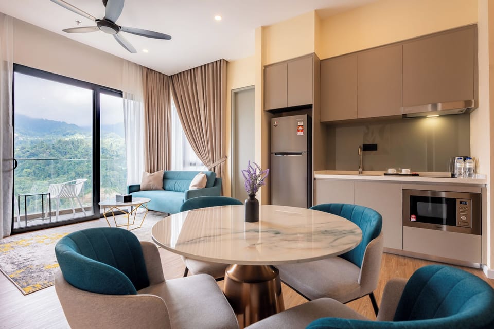 Room, 2 Bedrooms, Non Smoking (1 King Bed and 1 Single Bed) | Dining room