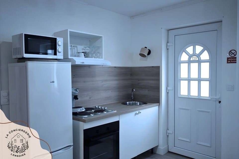 FRIGO COMBINEE, VERRES, USTENSILES DE CUSINE