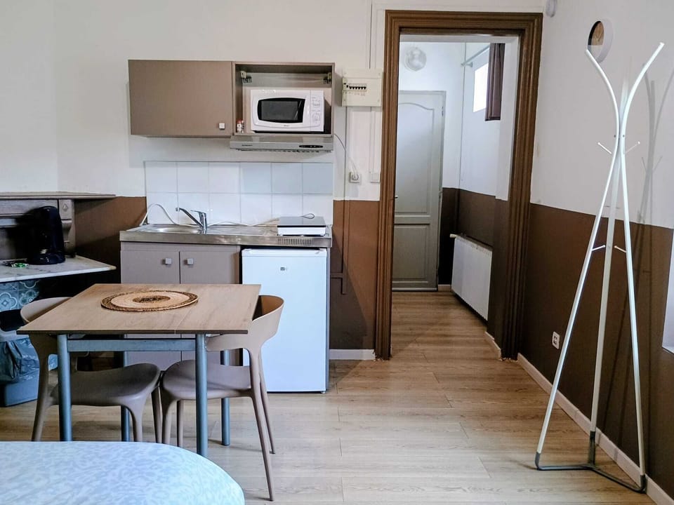 VUE SUR LA CUISINE ET SUR LE COULOIR D’ENTRÉE 