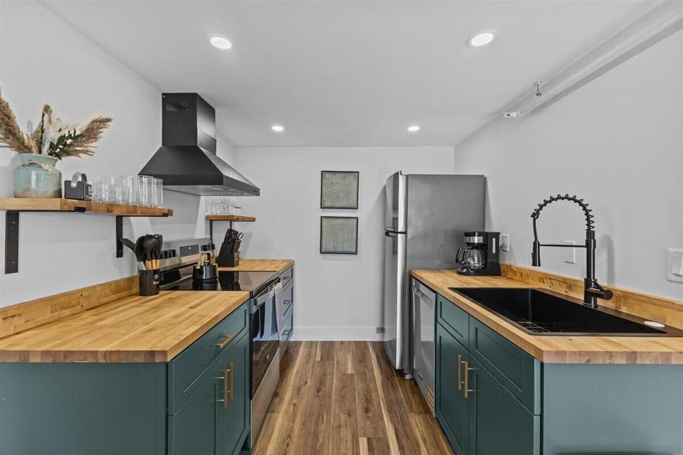 Inviting 2BR Condo w/Mountain View, Pool & Hot Tub (5460)