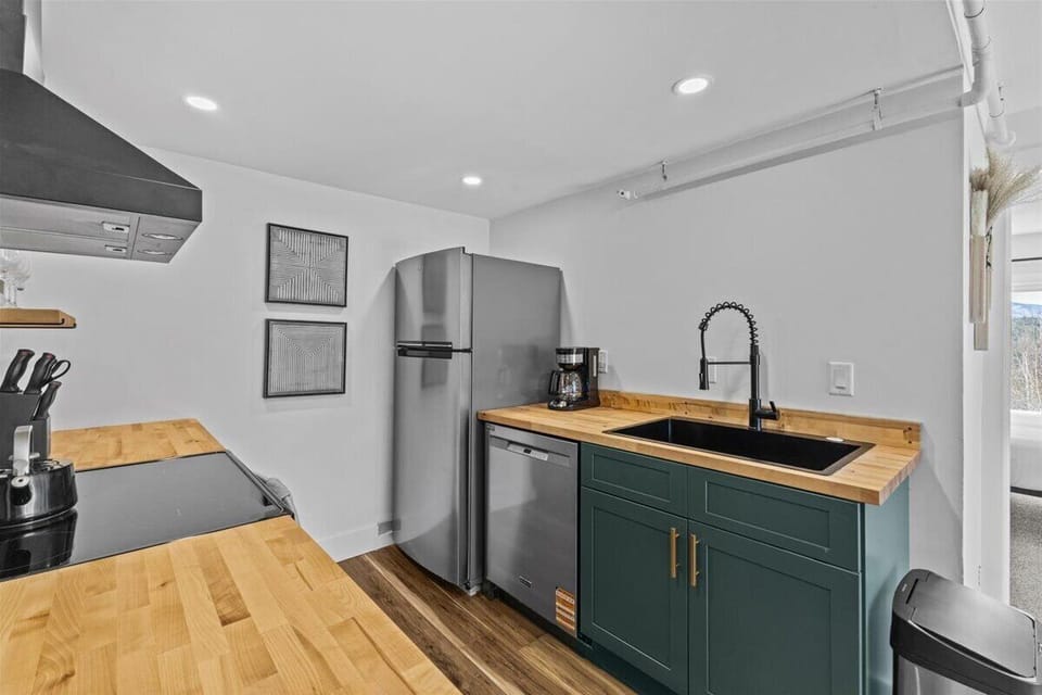 Inviting 2BR Condo w/Mountain View, Pool & Hot Tub (5459)
