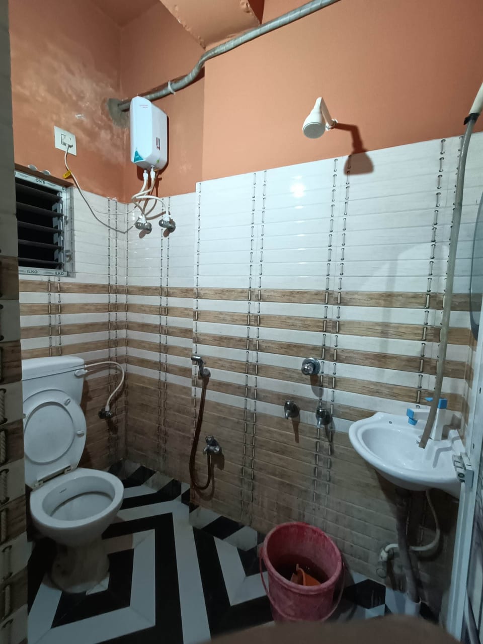 Standard Double Room | Bathroom | Shower, free toiletries, towels, soap