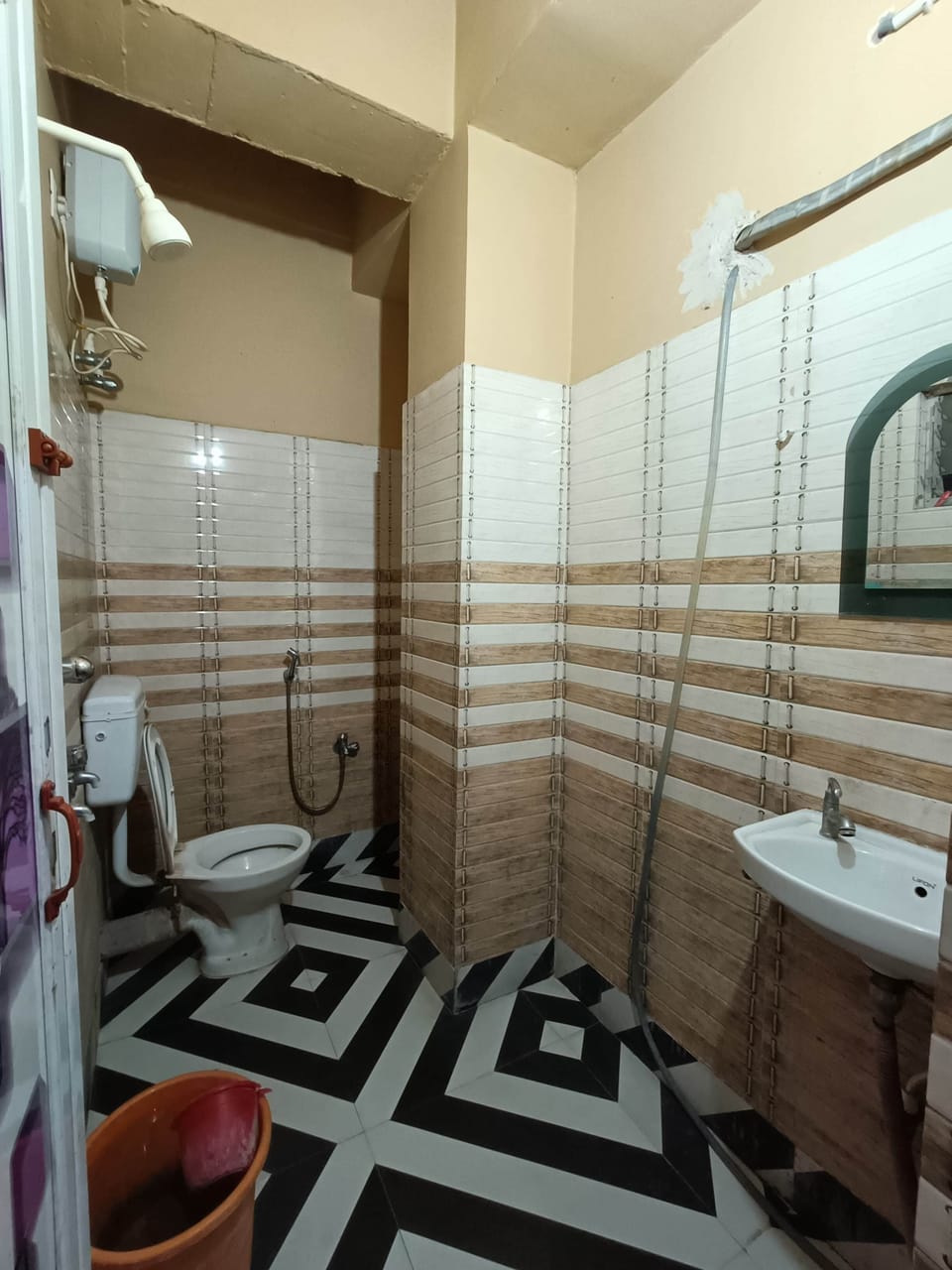 Shower, free toiletries, towels, soap