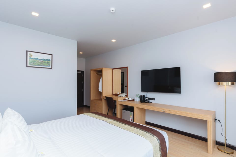 Deluxe Double Room, River View | Minibar, WiFi (free), bed sheets