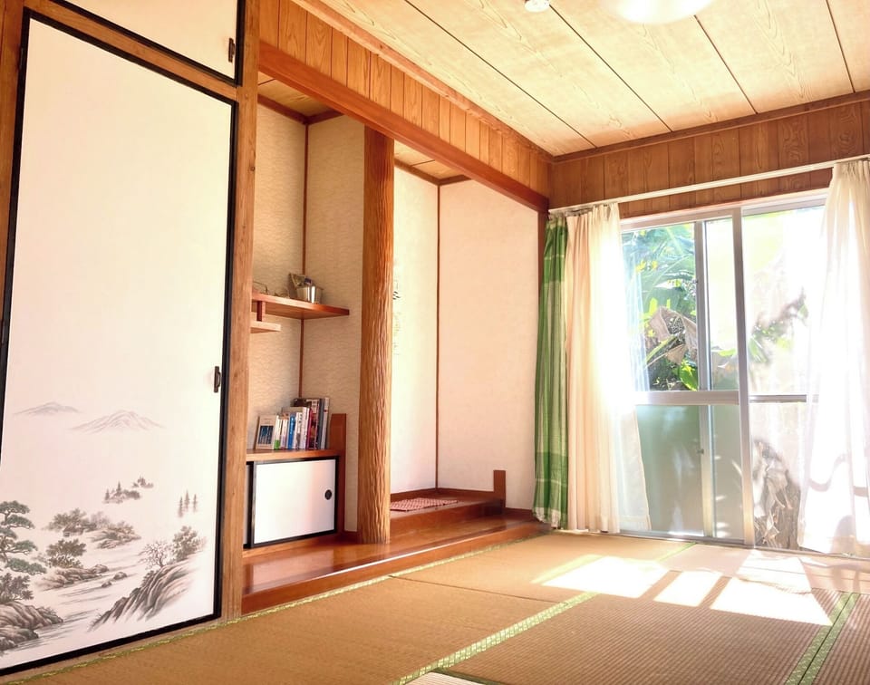 There is a tokonoma alcove and a closet.