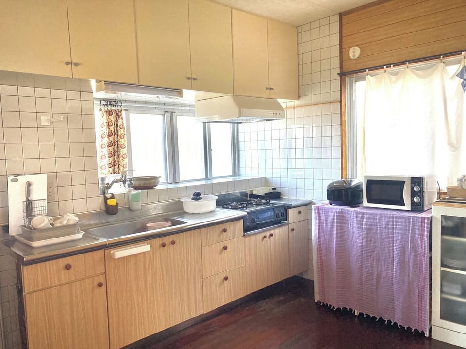 The kitchen is equipped with cooking utensils, tableware, electrical appliances, and basic seasonings.