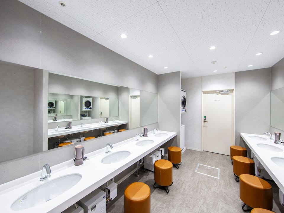 Basic Cabin, Women only, Non Smoking | Bathroom | Shower, hair dryer, towels, shampoo