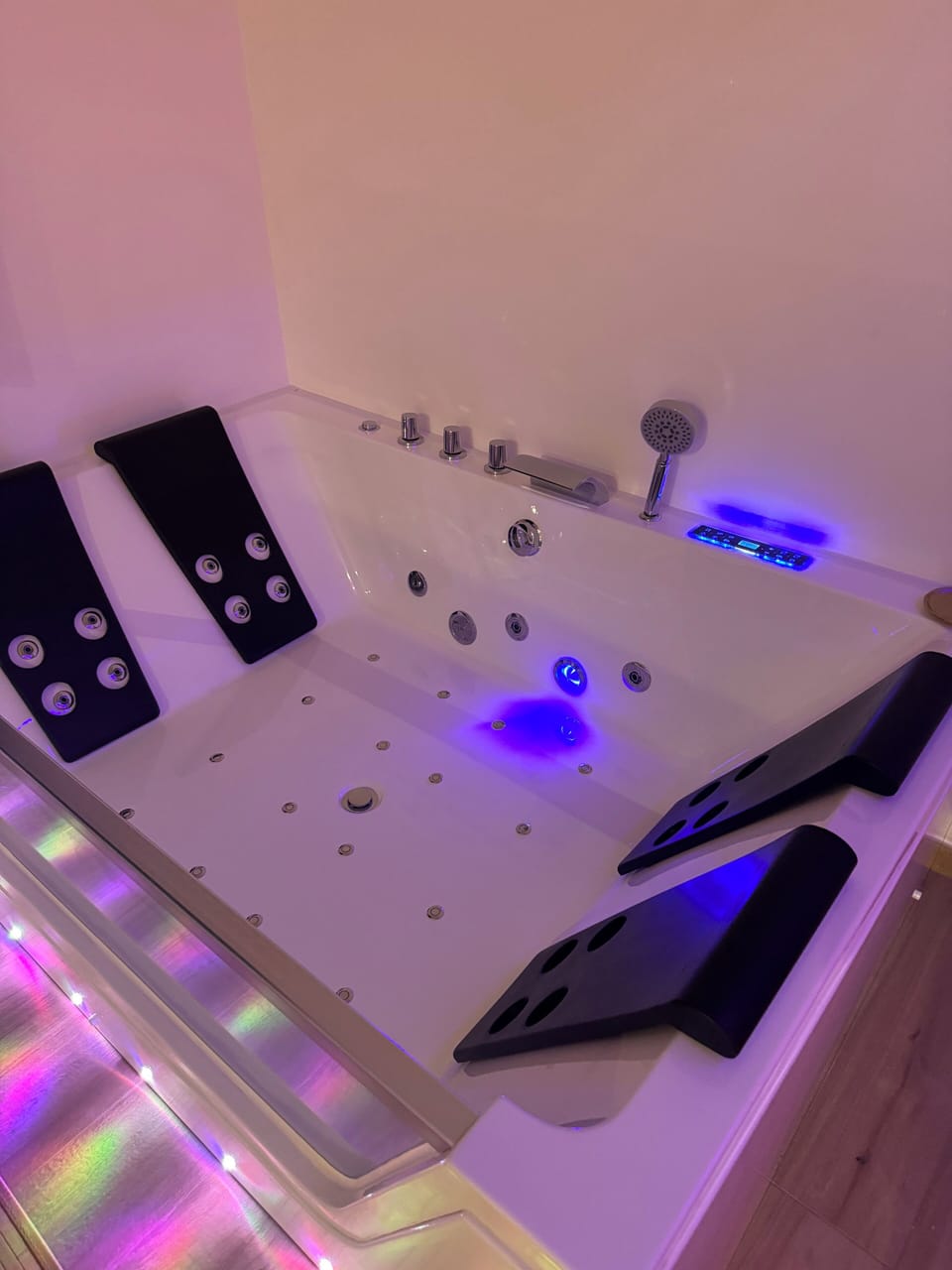 Luxury Studio Suite, Hill View | Private spa tub