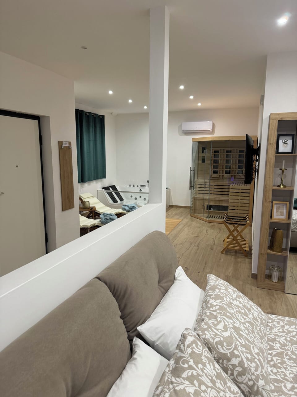 Luxury Studio Suite, Hill View | Minibar, soundproofing, free WiFi