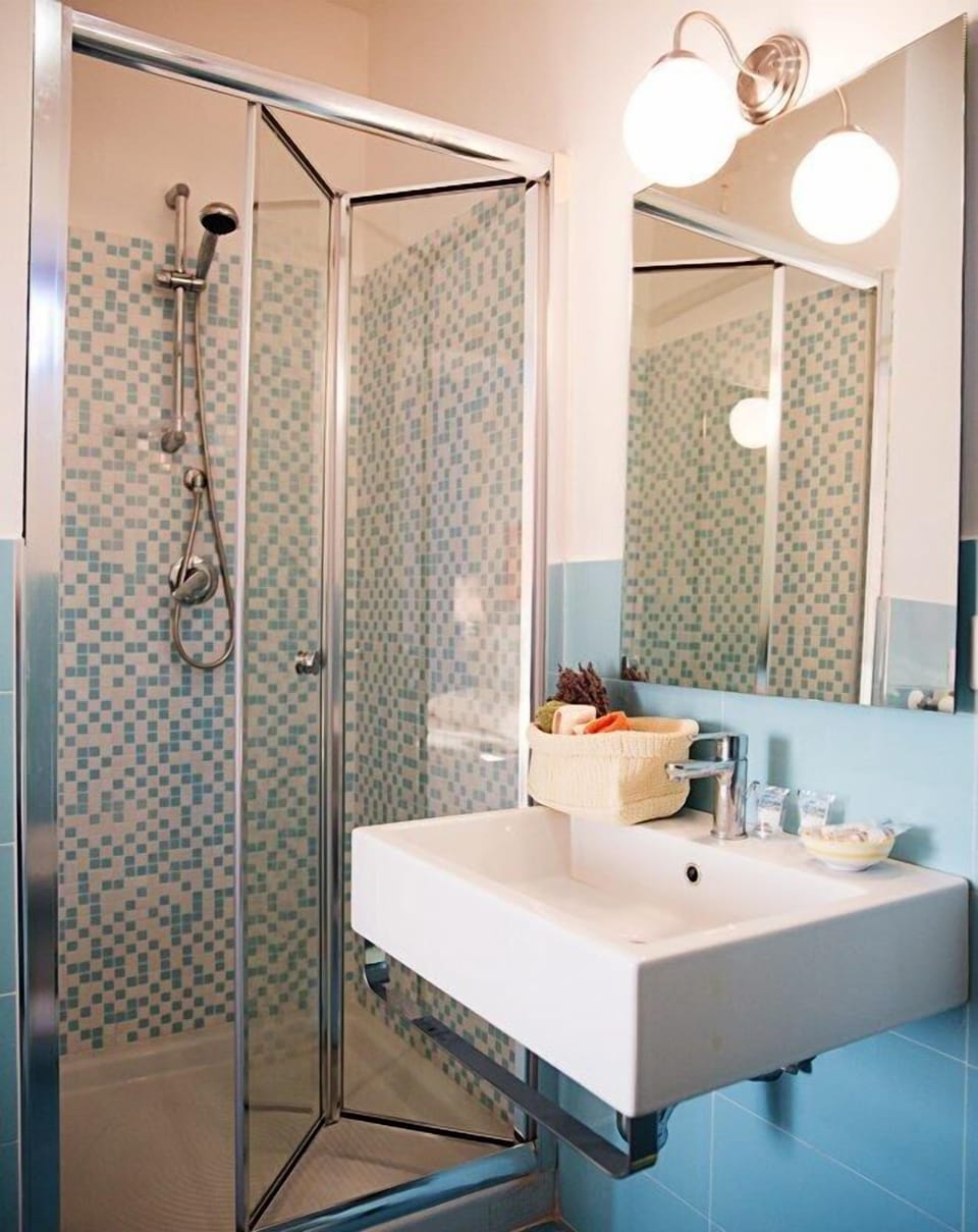 Standard Room | Bathroom | Shower, free toiletries, hair dryer, bathrobes