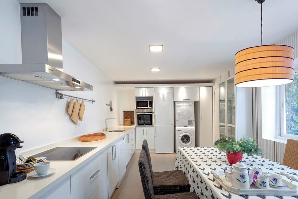 Apartment (4 Bedrooms) | Private kitchen | Full-size fridge, microwave, oven, stovetop