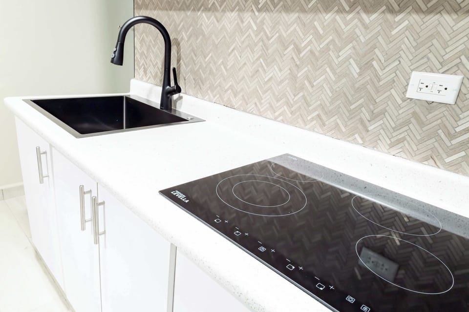Kitchenette with Cooktop