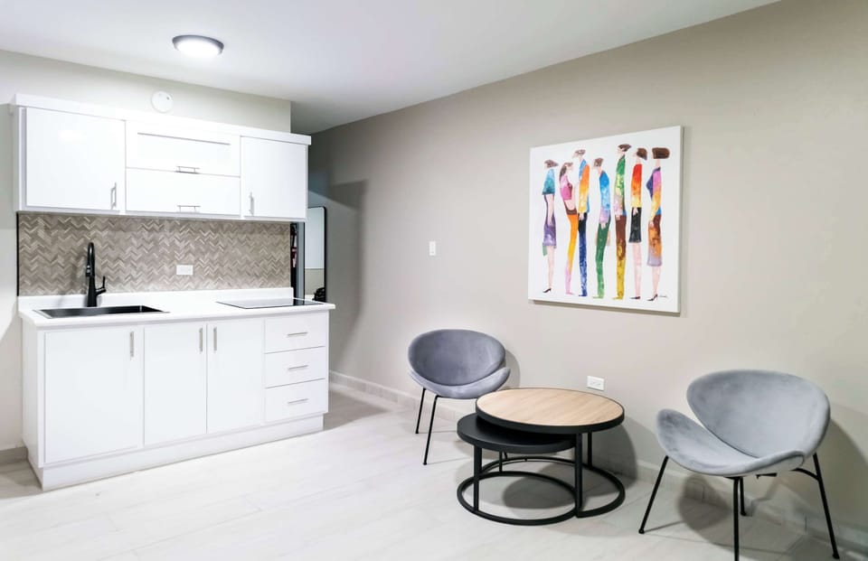 Kitchenette & Lounge Area