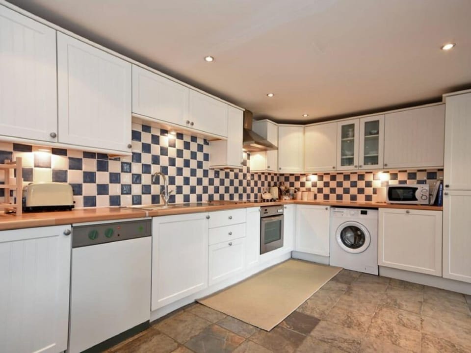 Dishwasher, cookware/dishes/utensils