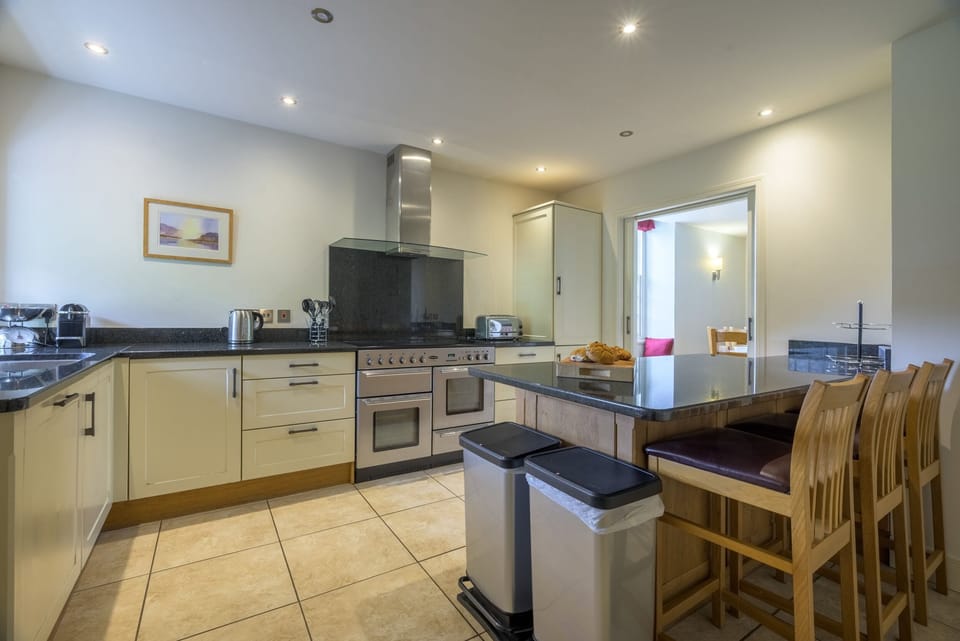 Cottage | Private kitchen | Dishwasher, cookware/dishes/utensils