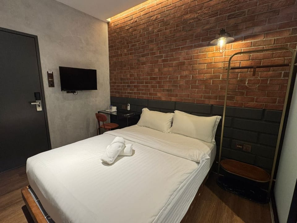 Premium Room, 1 Queen Bed | Premium bedding, in-room safe, desk, free WiFi