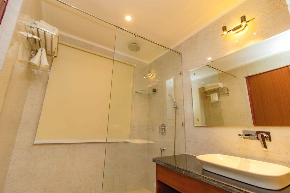 Deluxe Room | Bathroom | Slippers, towels, soap, toilet paper