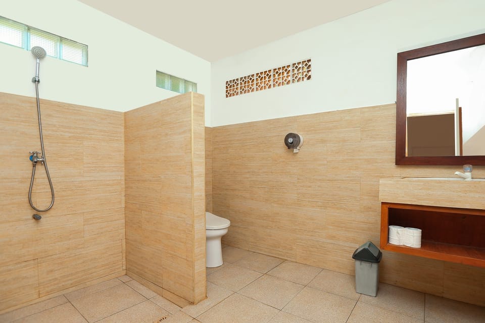 Basic Double or Twin Room | Bathroom | Shower, rainfall showerhead