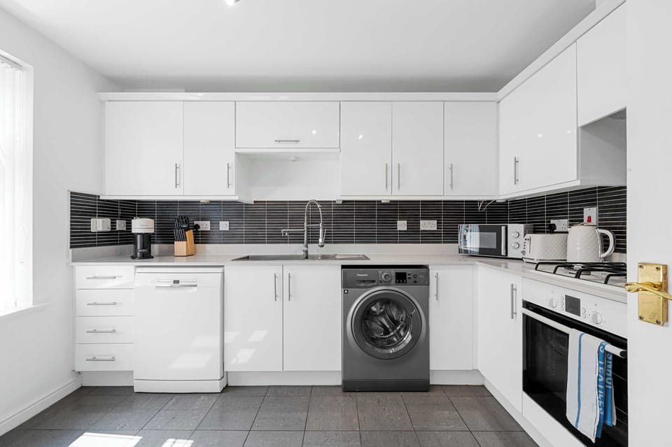 Washer, dishwasher, oven, and everything you need for longer stays or family trips