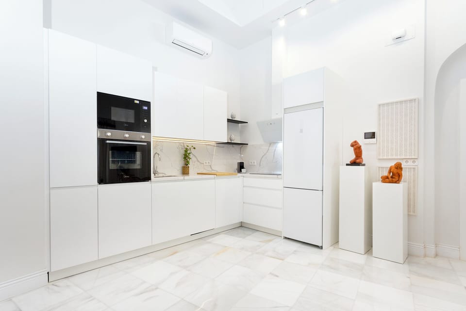 Apartment (3 Bedrooms) | Private kitchen | Full-size fridge, microwave, oven, stovetop