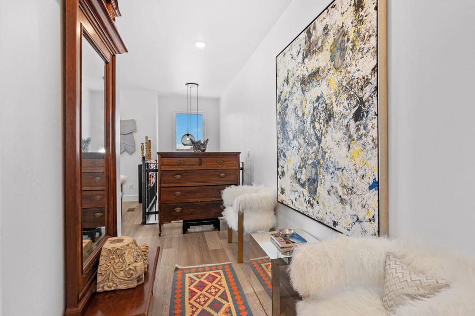 Second level entry hallway