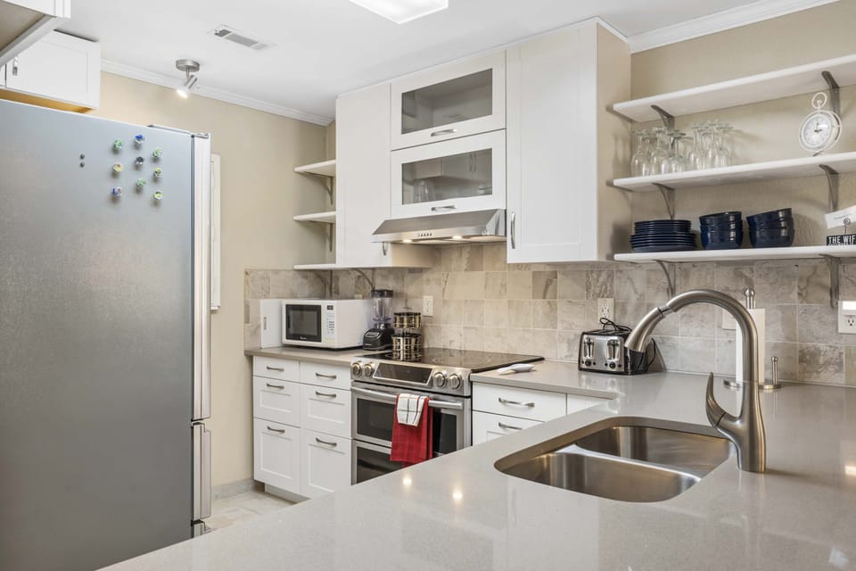 The airy, open kitchen offers ample space & every home comfort
