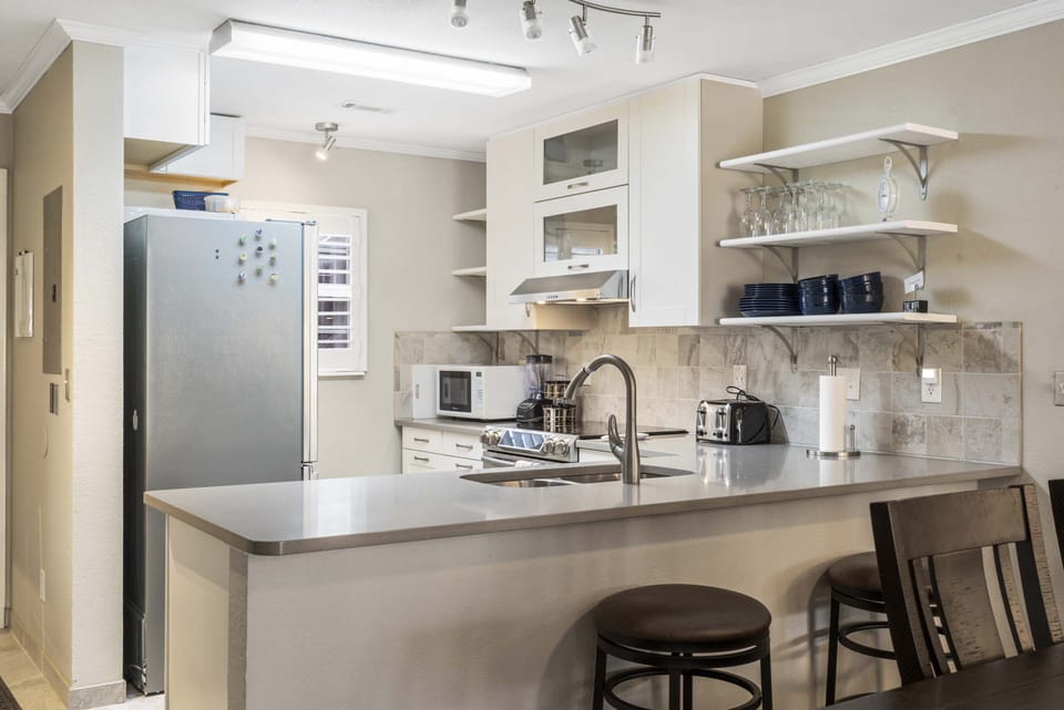 The airy, open kitchen offers ample space & every home comfort