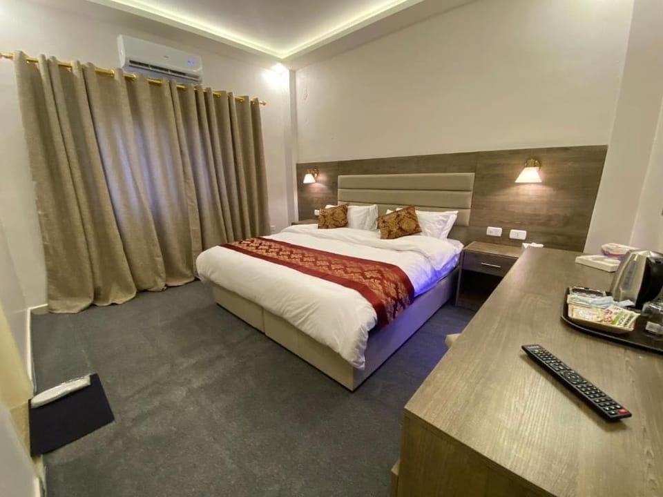 Double Room, Garden View | Minibar (some free items), desk, laptop workspace, WiFi (free)