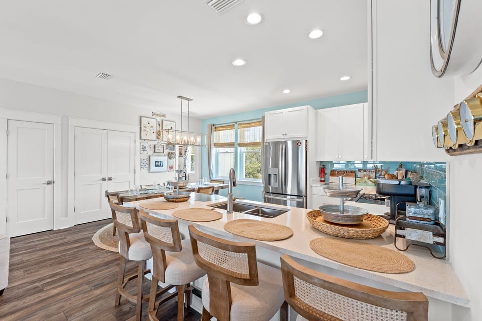 Kitchen & Dining
